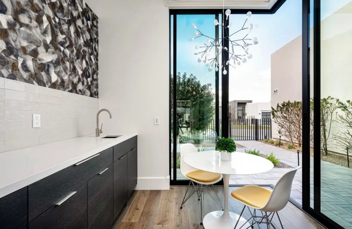 Breakfast nook: mid-century accents